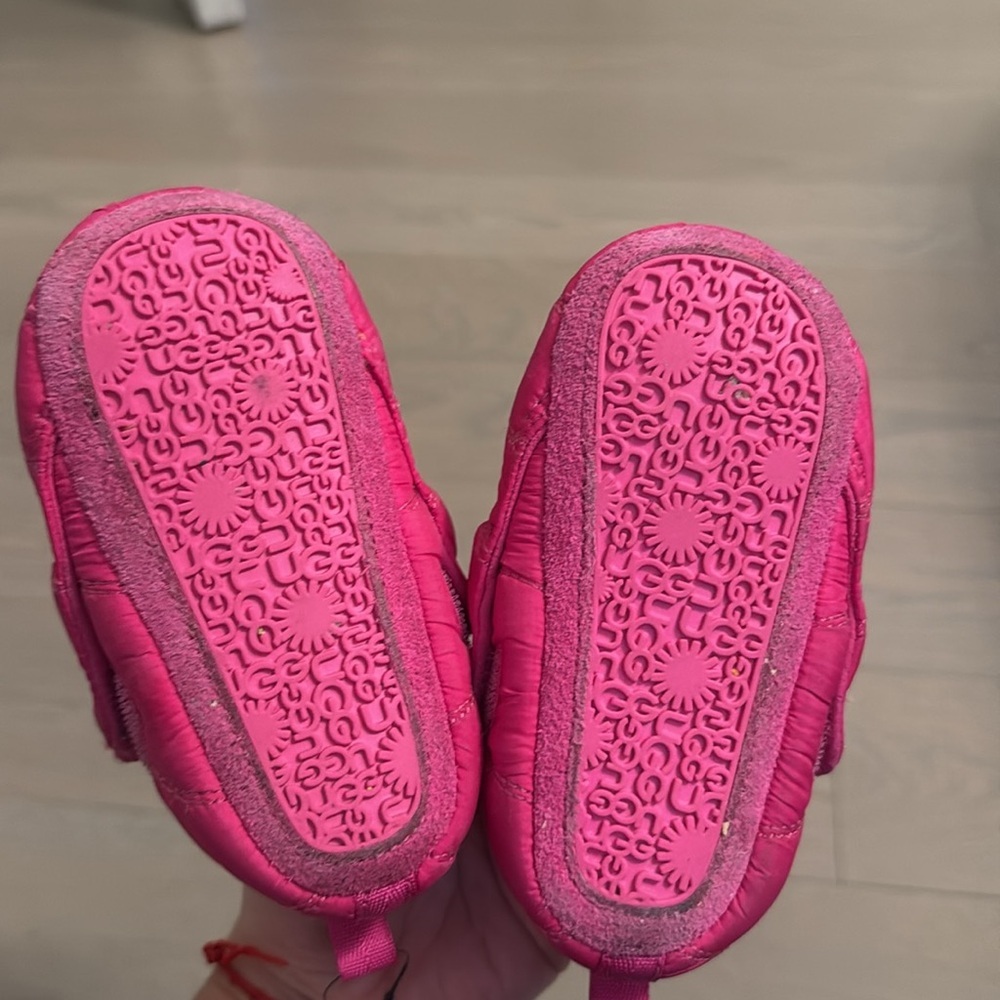 Ugg slippers size 4/5 - Picture 2 of 3